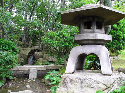 Four leg's stone lantern